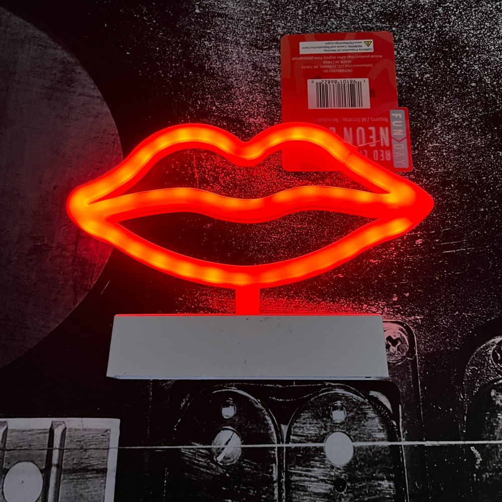 NWT Red Lips Neon Light